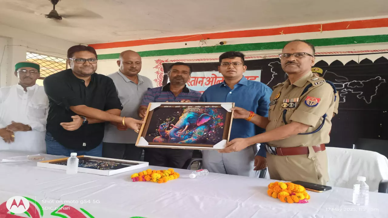 Chitrakoot News: डीएम एवं एसपी ने शान्ती देवी इंटर कॉलेज पहाड़ी के प्रतिभावान छात्र एवं छात्राओं को किया सम्मानित