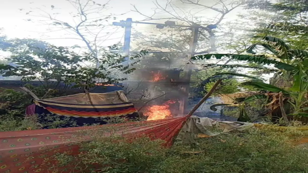 Gonda News: दुर्जनपुरवा में ट्रांसफार्मर जलने से ग्रामीण अंधेरे में, भीषण गर्मी में परेशानी