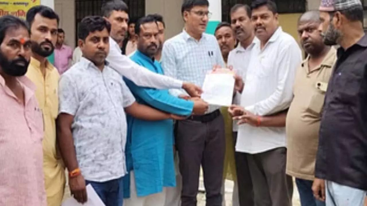 Balrampur News: सेना पर टिप्पणी करने वाले लोगों पर सनातन जागृति मंच आक्रोशित, देशद्रोह का मुकदमा चलाने को दिया राष्ट्रपति के नाम ज्ञापन