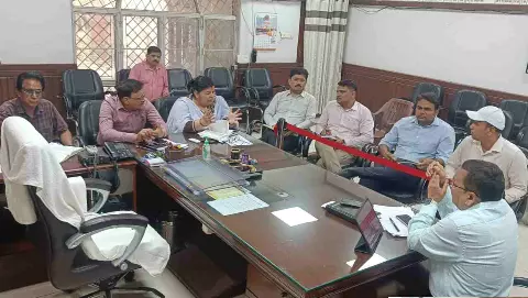 Lakhimpur kheri: ऊर्जा सुधारों के मद्देनज़र विद्युत आपूर्ति व कानून व्यवस्था बनाए रखने को लेकर कलेक्ट्रेट में अहम बैठक