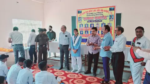 Chandauli News: बोर्ड परीक्षा में जलवा बिखेरने वाले छात्रों को एसडीएम ने किया सम्मानित