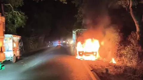 Barabanki News: आग की लपटों में घिरी पिकअप, सड़क पर देर रात मचा कोहराम Barabanki News: आग की लपटों में घिरी पिकअप, सड़क पर देर रात मचा कोहराम