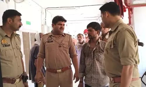 Mahoba News: जिला अस्पताल में वृद्ध का मोबाइल चोरी कर भाग रहा था चोर, भीड़ ने पकड़ कर की धुनाई