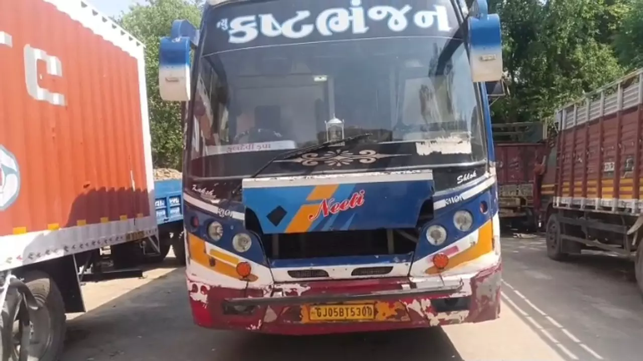 Chandauli News: ARTO पर भ्रष्टाचार का आरोप, बस में सवार महिलाओं और बच्चों को प्रचंड गर्मी में घंटों कराया खड़ा,जानिए कितने रुपए की हो रही है डिमांड
