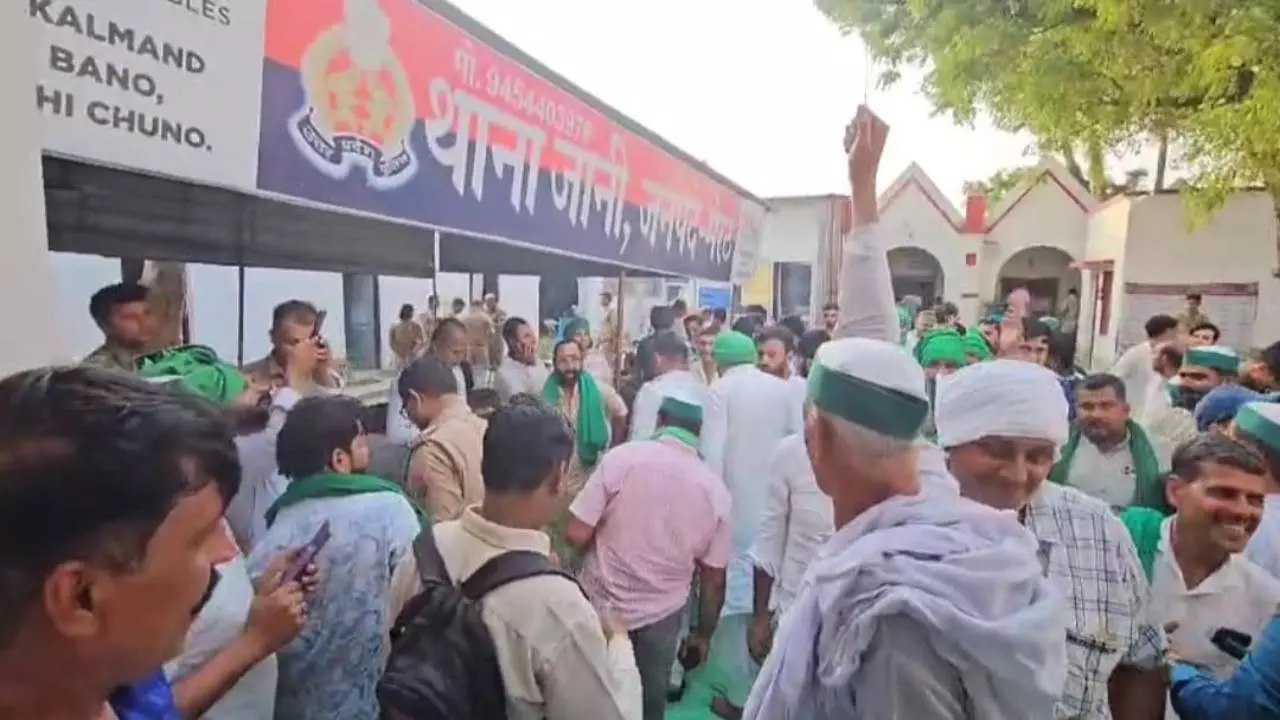 Meerut News: राकेश टिकैत का सिर कलम करने की धमकी से भड़के किसान, ट्रैक्टर-ट्रॉली से जानी थाने पहुंचा भाकियू का हुजूम
