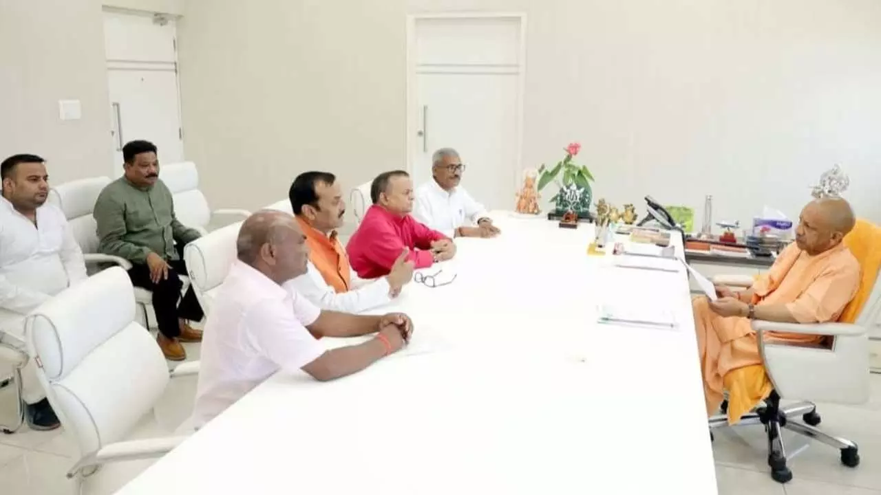 Jaunpur News: मुख्यमंत्री से मिले राज्य विश्वविद्यालय कर्मचारी महासंघ के पदाधिकारी, कर्मचारियों की समस्याओं के समाधान का मिला आश्वासन