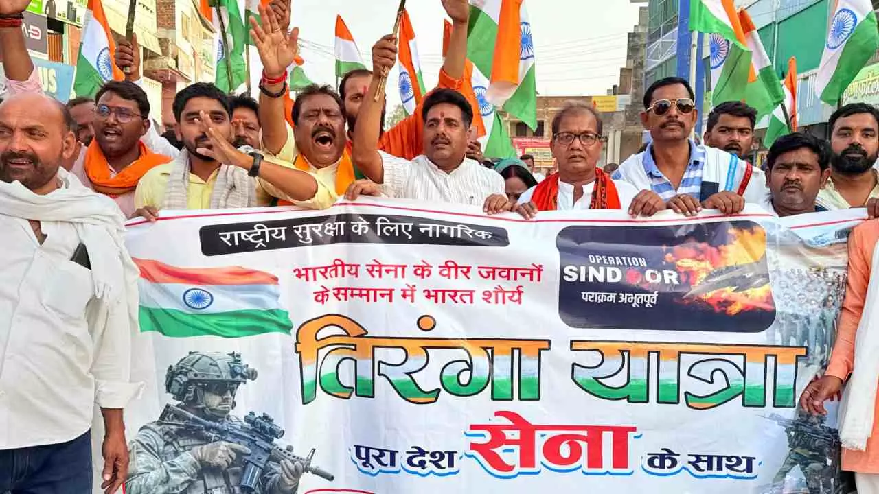 Chandauli News: ऑपरेशन सिंदूर’ की सफलता पर निकली भारत शौर्य तिरंगा यात्रा,भारत माता के जयघोष से गुंजायमान हुआ वातावरण