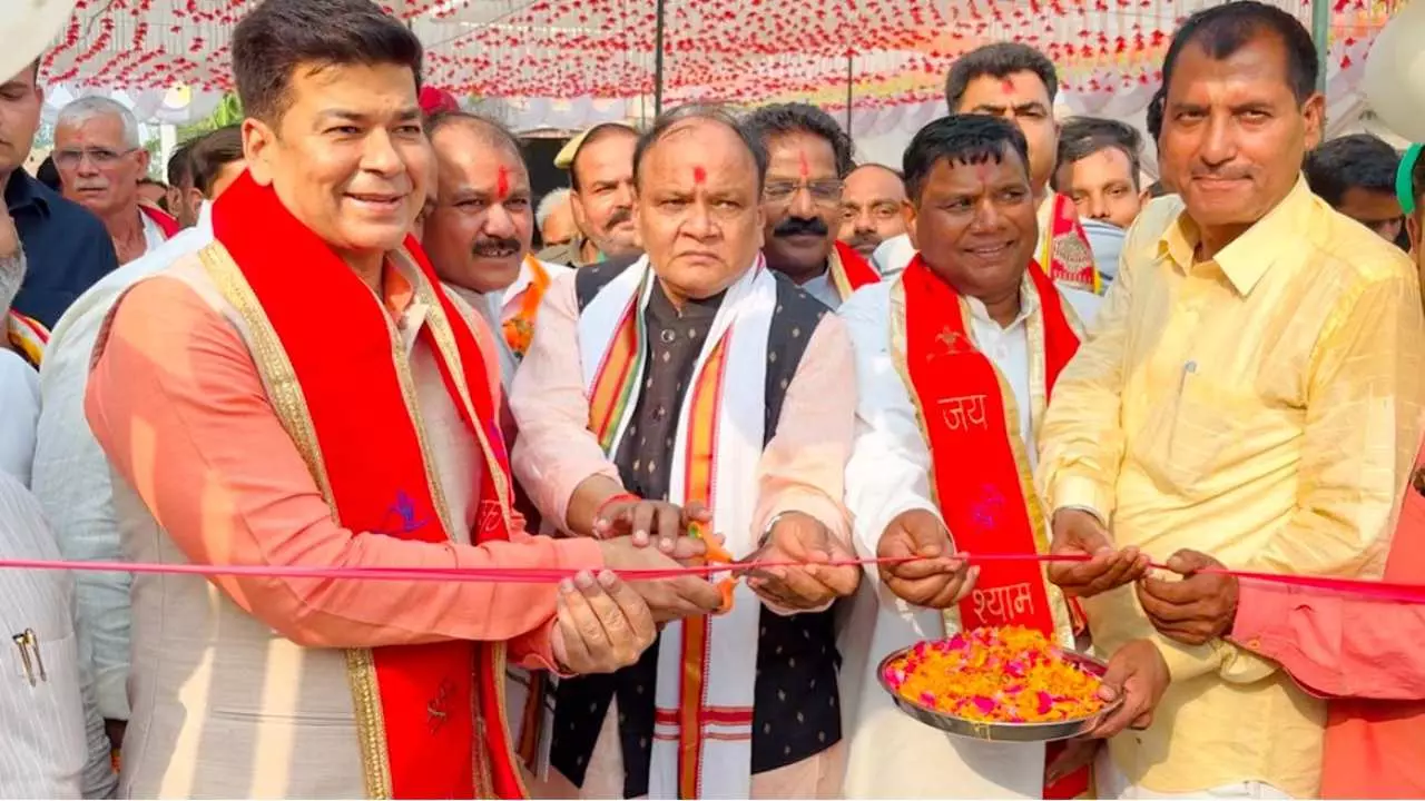 Bareilly News: मीरगंज के गहवरा में जनप्रतिनिधियों ने फीता काटकर किया विकास कार्यों का किया लोकार्पण, सांसद और विधायक ने की सराहना