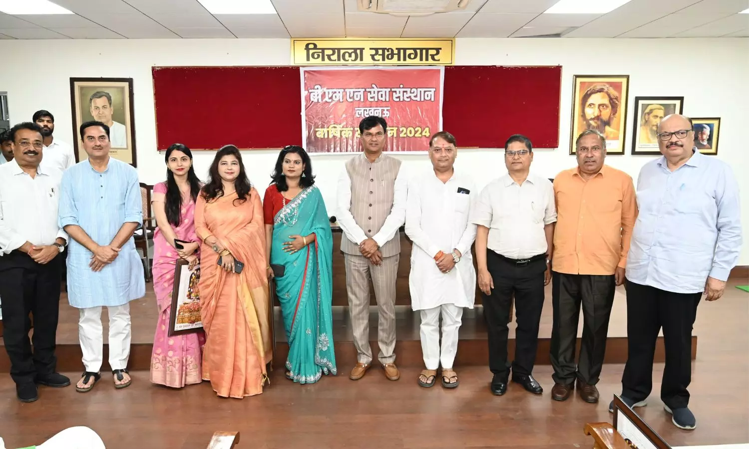लखनऊ में हुआ पुस्तक हमारे पूर्वज का लोकार्पण, साहित्य जगत की कई हस्तियों को किया गया सम्मानित