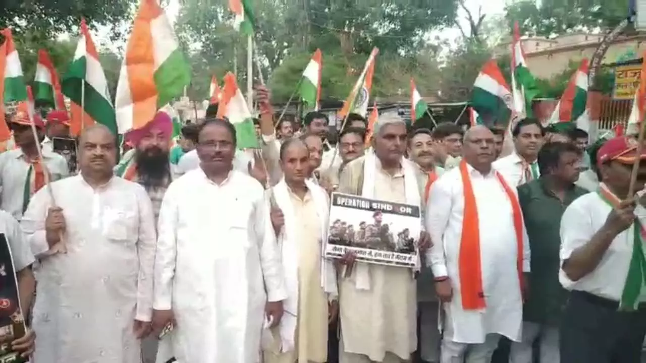 Firozabad News: तिरंगा यात्रा में उमड़ा जन समूह, भारत माता के जयकारों से गूंजी राहें