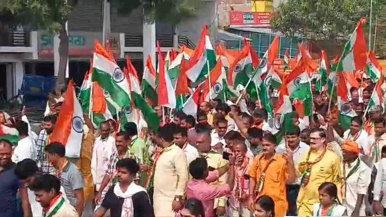 Barabanki News: बाराबंकी के रामसनेहीघाट में ऑपरेशन सिंदूर की सफलता और सैनिकों के सम्मान में सोमवार को विशाल तिरंगा यात्रा निकाली