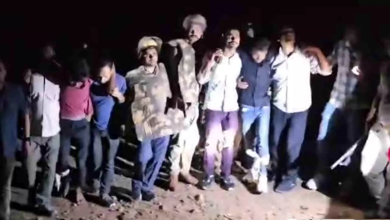 Lalitpur News: ललितपुर में बोली पुलिस की गोली: झपटमार गिरोह के दो शातिर बदमाश घायल, अवैध असलहे व लूटा हुआ माल बरामद