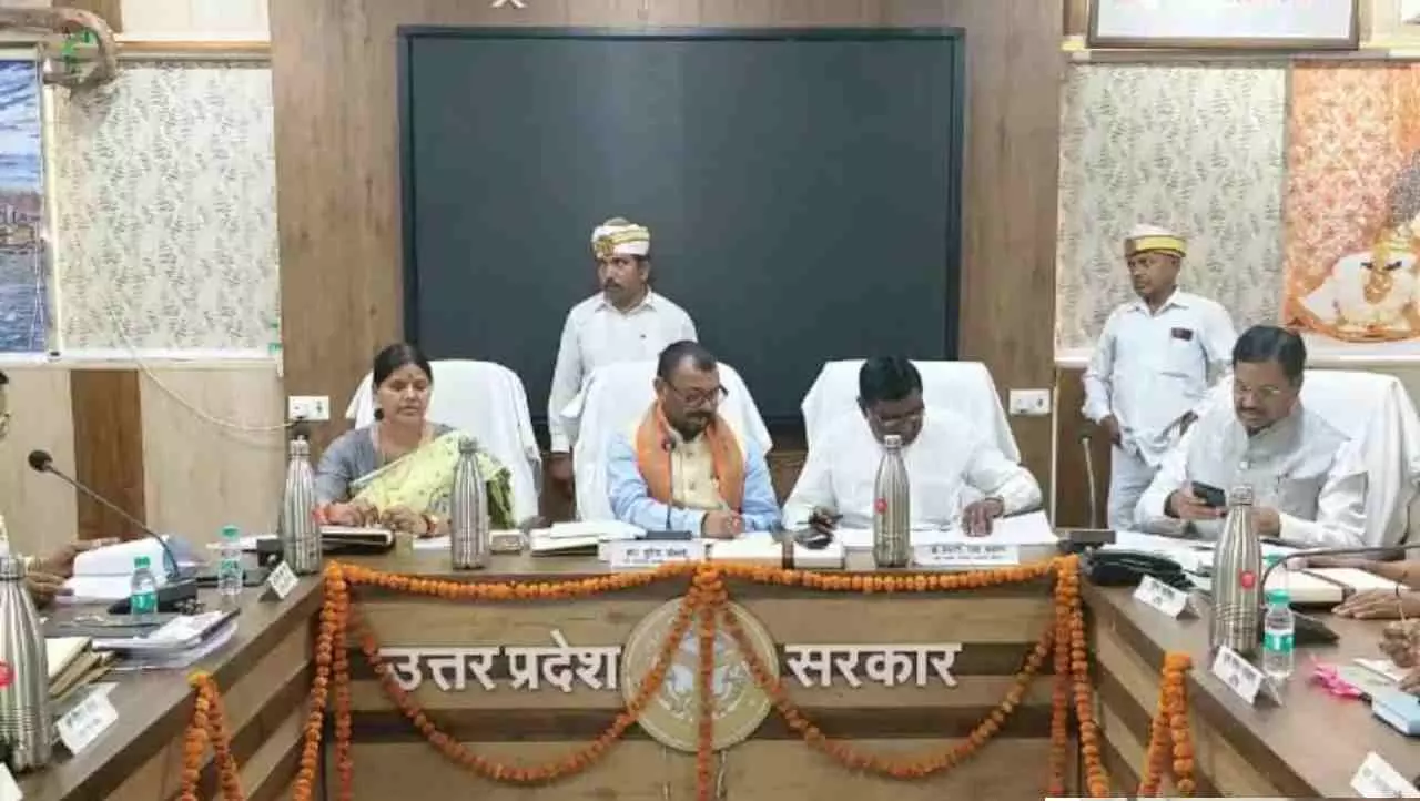 Auraiya News: विकास कार्यों की समीक्षा बैठक में डॉ. सुरेंद्र चौधरी ने दिए सख्त निर्देश, अधिकारियों की अनुपस्थिति पर जताई नाराजगी