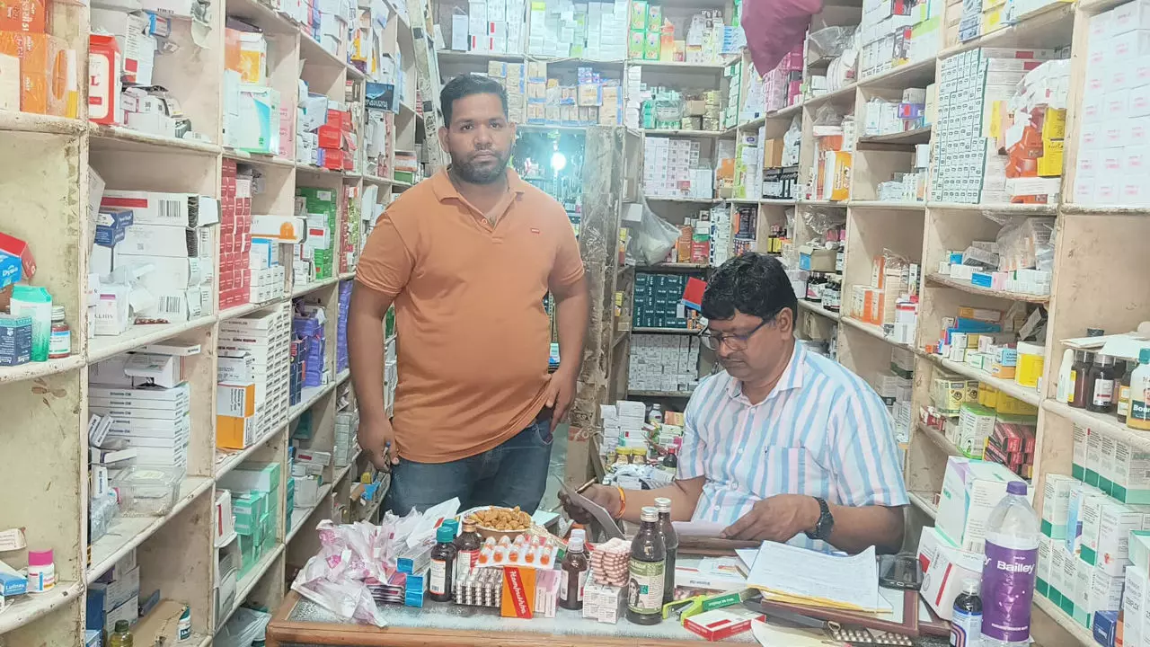 Baghpat News: औषधि विभाग की बड़ी कार्रवाई, मेडिकल स्टोर्स पर ताबड़तोड़ छापेमारी से मचा हड़कंप