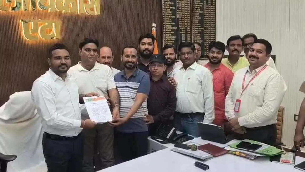 Questions raised on working style of superintendent officer in municipality, CA members demand removal