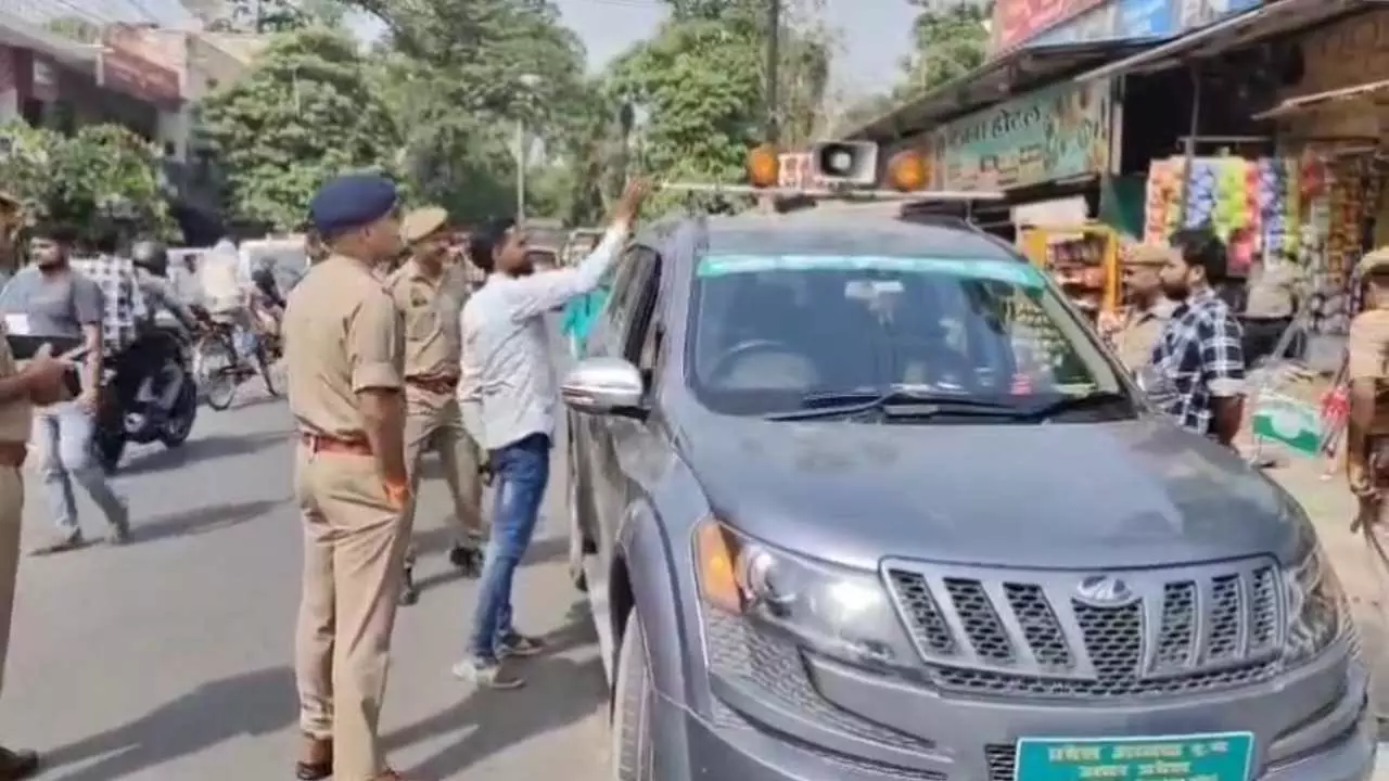 Hardoi News: एक्सयूवी में हूटर बजाकर सड़क पर दिखा रहा था रौब, एसपी ने सड़क पर ही सीज करा दी एक्सयूवी,यातायात को लेकर एसपी ने दिया सख्त संदेश