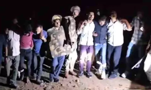 Lalitpur News: ललितपुर में बोली पुलिस की गोली: झपटमार गिरोह के दो शातिर बदमाश घायल, अवैध असलहे व लूटा हुआ माल बरामद