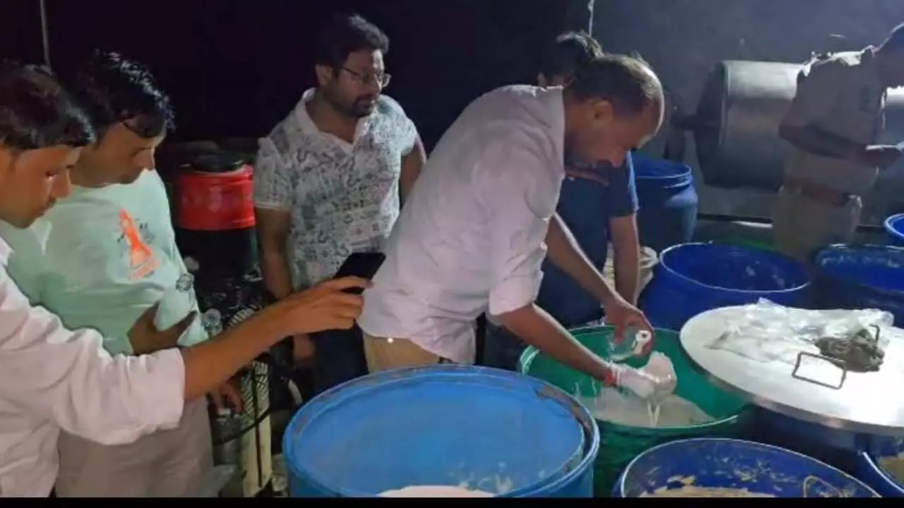 Bulandshahr News: FDA की टीम ने बिना लाइसेंस चल रही देशी घी की फैक्ट्री पकड़ी