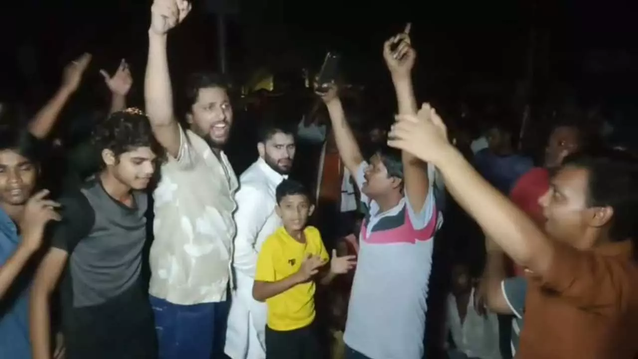 Jhansi News: झांसी में भीषण गर्मी और बिजली कटौती से त्रस्त लोग उतरे सड़कों पर, तीन घंटे तक जड़ा जाम, बच्चों को गोद में लेकर बैठी महिलाएं
