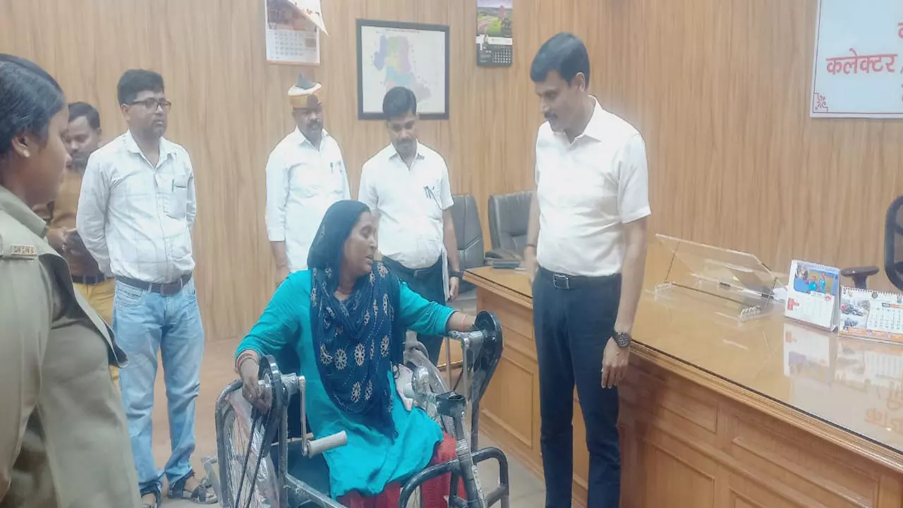 Hardoi News: जनसुनवाई में डीएम ने दिव्यांग महिला की समस्या का किया समाधान, तीन अन्य योजनाओं का लाभ भी दिलाया