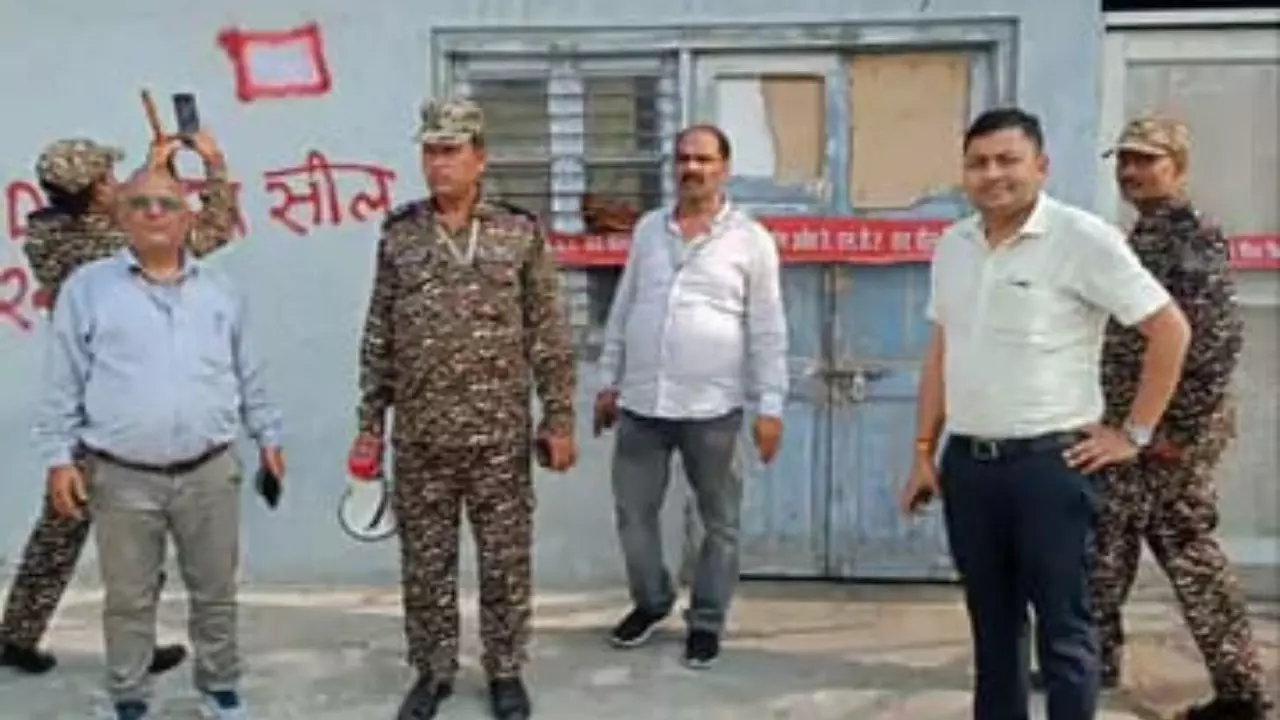 lucknow Charbagh Mohan Hotel sealed LDA issued order to demolish illegally constructed floors