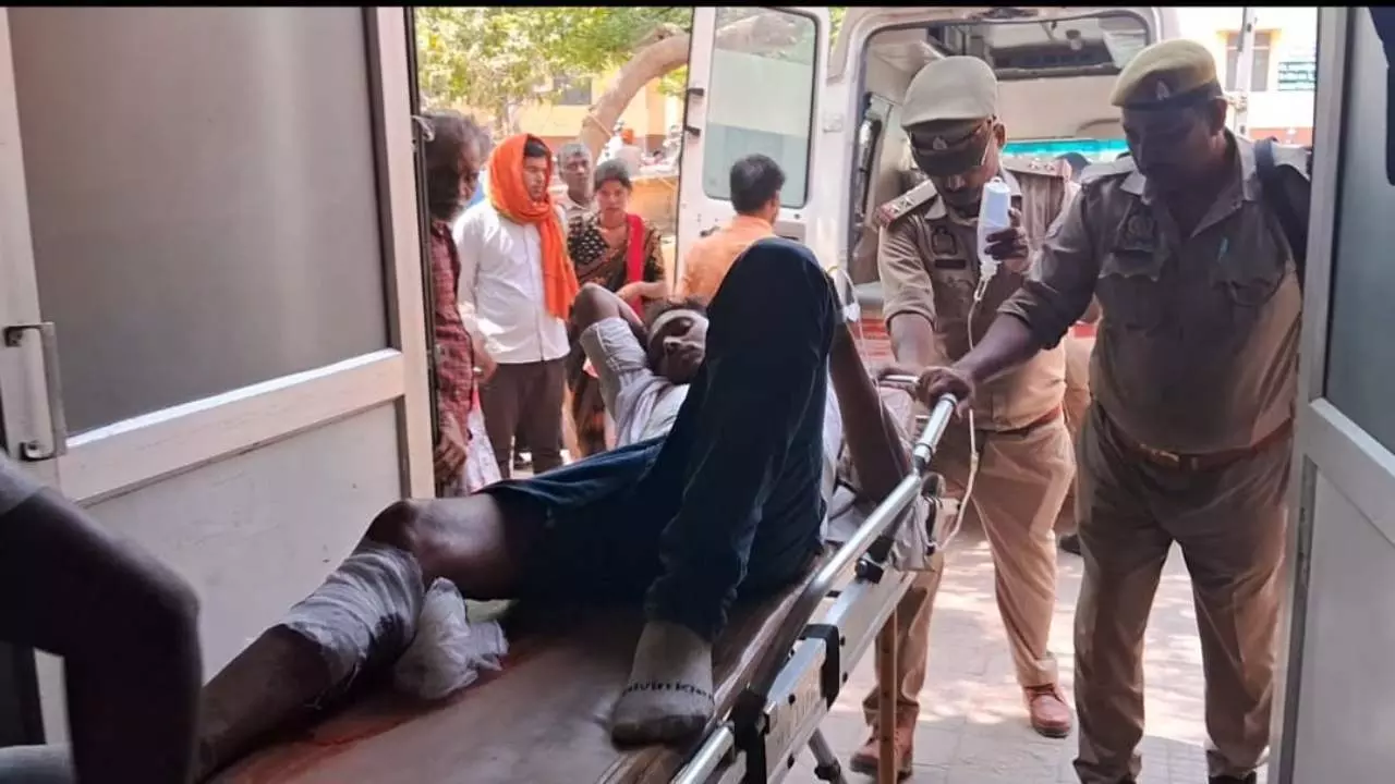 Sonbhadra News: पशु तस्करों से पुलिस की मुठभेड़, हिस्ट्रीशीटर को लगी गोली, 4 थानों की पुलिस ने कर रखी थी घेराबंदी, फिर भी एक हो गया फरार