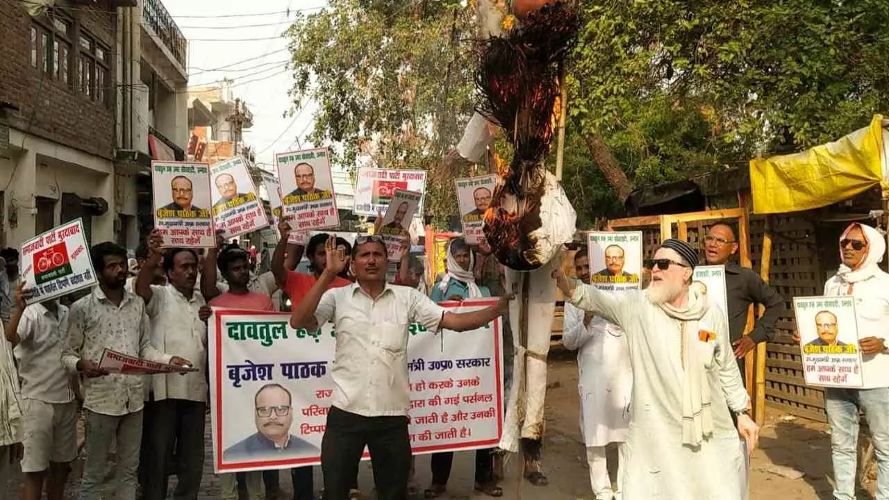 मुसलमानो ने फूका अखिलेश यादव का पुतला, सपा के सोशल मीडिया सेल से बृजेश पाठक पर अभद्र टिप्पणी से मुस्लिम समुदाय मे आक्रोश