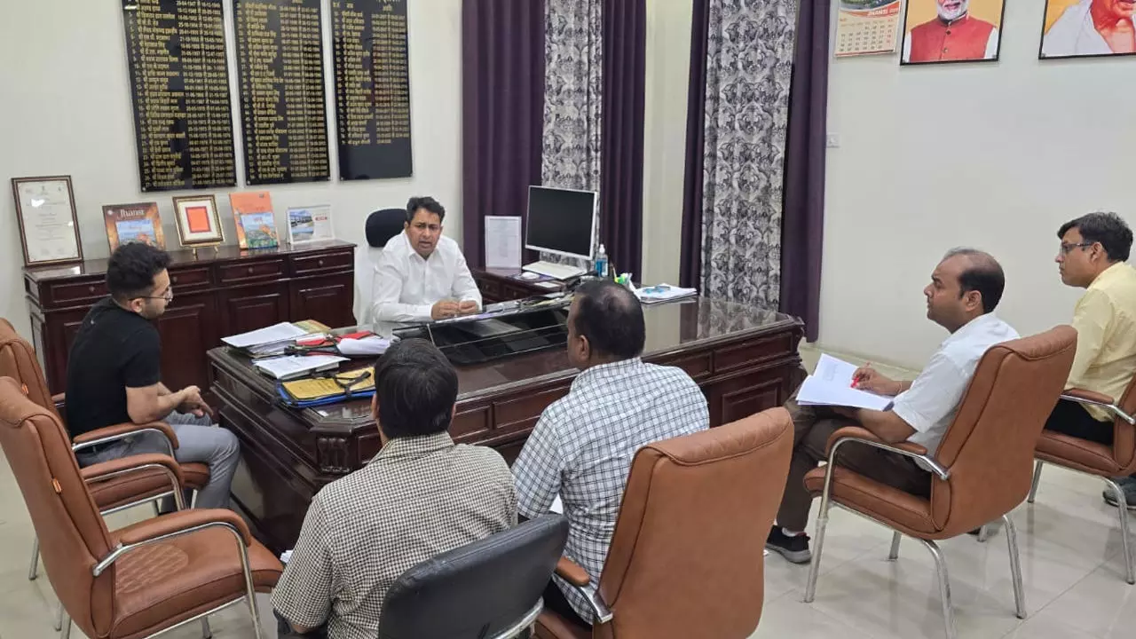 Jhansi News: फोन रिसीव न करने वाले विभागीय अफसरों पर होगी कार्रवाईः डीएम