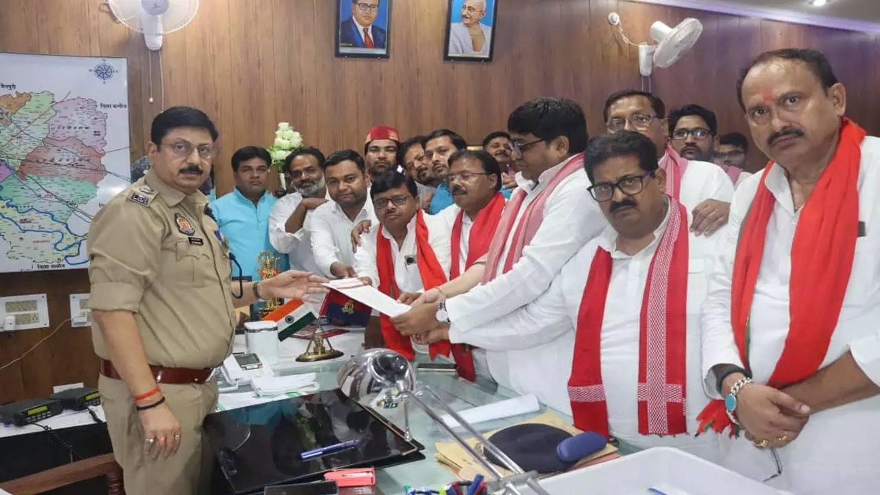 BJP burns statue of Ramgopal Yadav, SP demands action