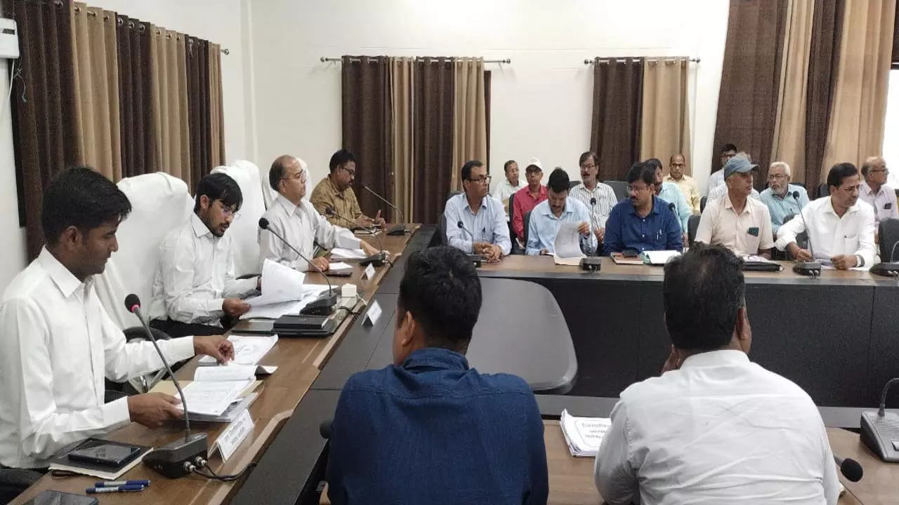 Chandauli News: कसावट लाओ काम में: राजस्व वसूली में सुधार के लिए जिलाधिकारी के सख्त निर्देश