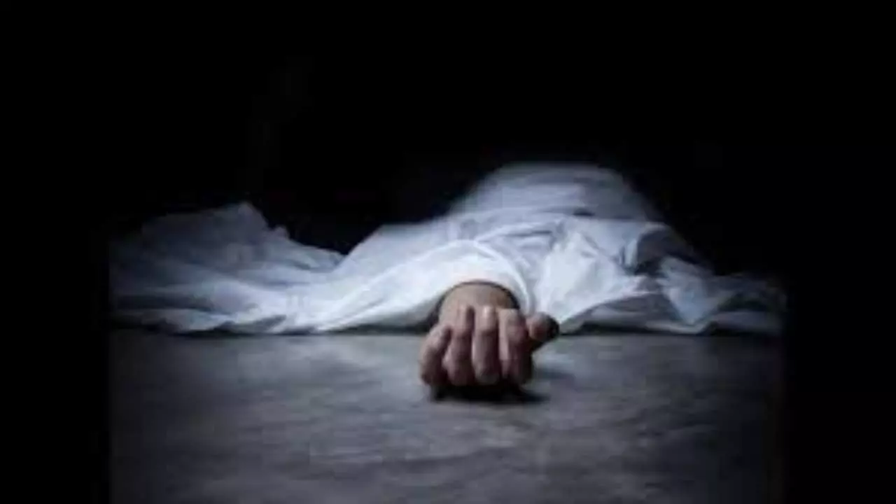 Chandauli News: खलिहान में मिला अज्ञात युवक का शव, इलाके में सनसनी