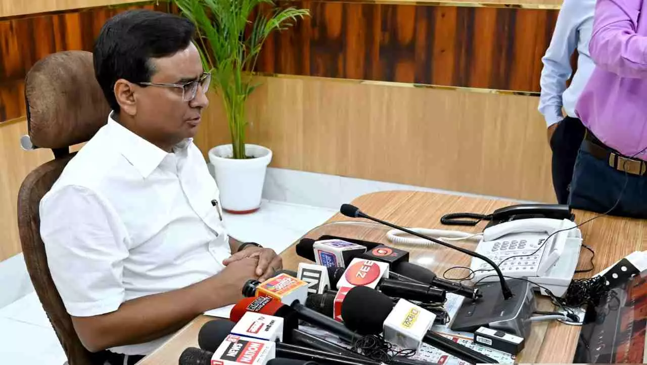 Jhansi News: अमृत भारत सेशन योजना के तहत पुनर्विकसित ओरछा और पुखरायां स्टेशन का प्रधानमंत्री वर्चुअल माध्यम से करेंगे लोकार्पण