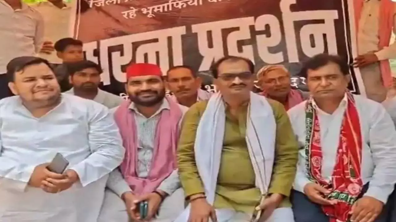 Mainpuri News: मैनपुरी में भूमि विवाद को लेकर समाजवादी पार्टी का धरना प्रदर्शन