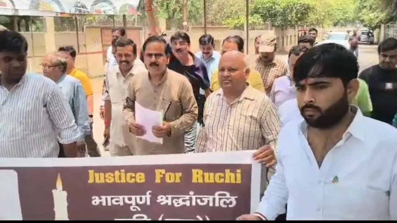 Etah News: रुचि गुप्ता को न्याय दिलाने के लिए जोरदार प्रदर्शन, मुख्यमंत्री के नाम सौंपा ज्ञापन, कार्रवाई न होने पर उग्र आंदोलन की चेतावनी