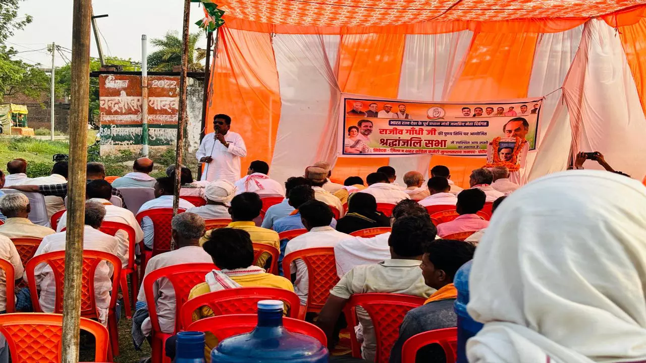 Chandauli News: महा चौपाल के माध्यम से राजीव गांधी की पुण्यतिथि पर कांग्रेसियों ने दी श्रद्धांजलि