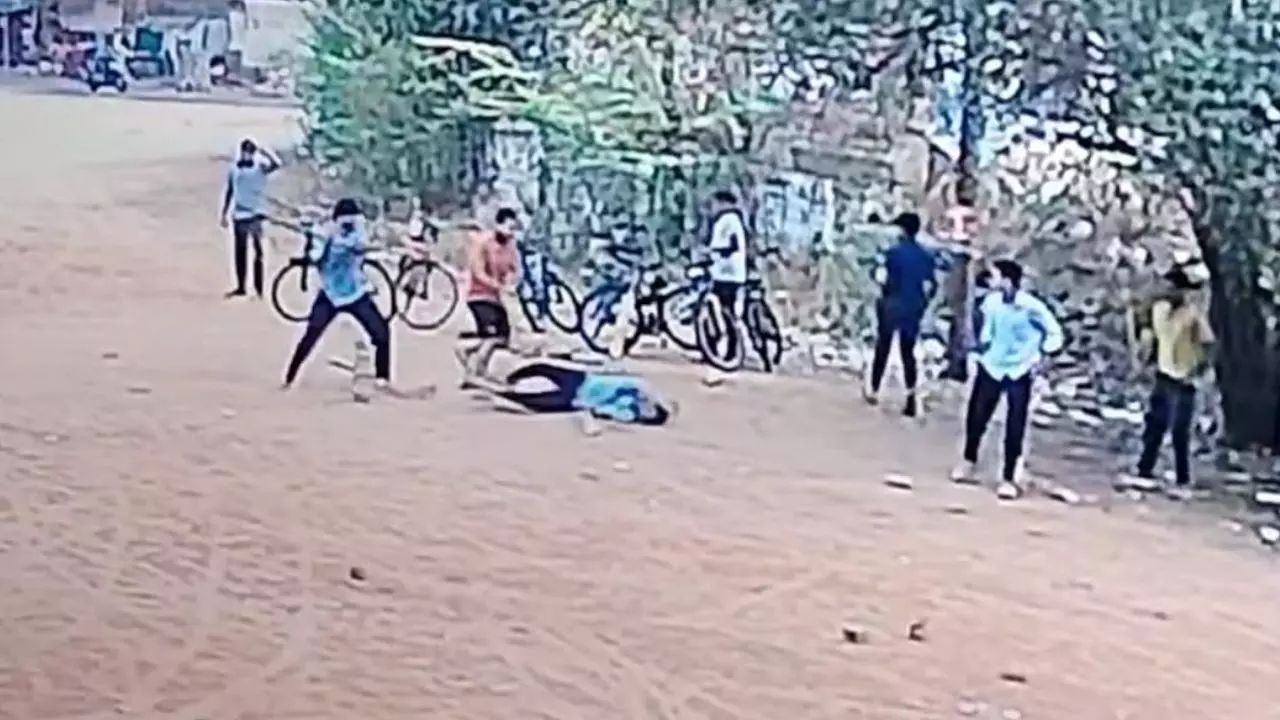 Jhansi crime young man navdeep yadav brutally beaten up with hockey stick police investigate