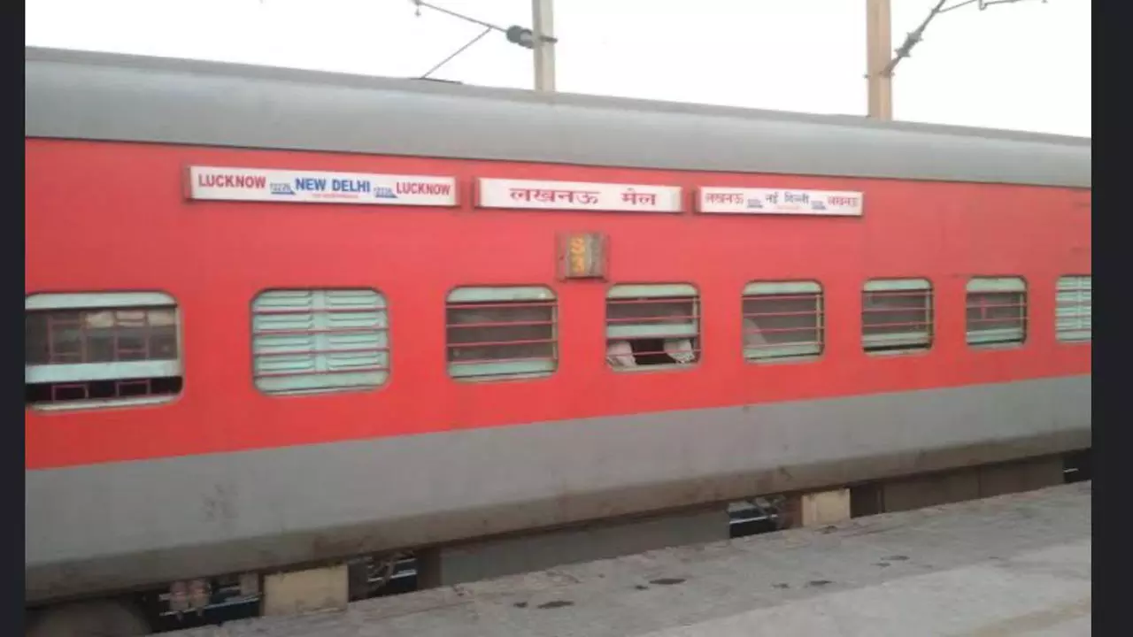 Hardoi News: आंधी का कहर: लखनऊ मेल समेत कई ट्रेनें हुई लेट, यात्रियों को हुई परेशानी