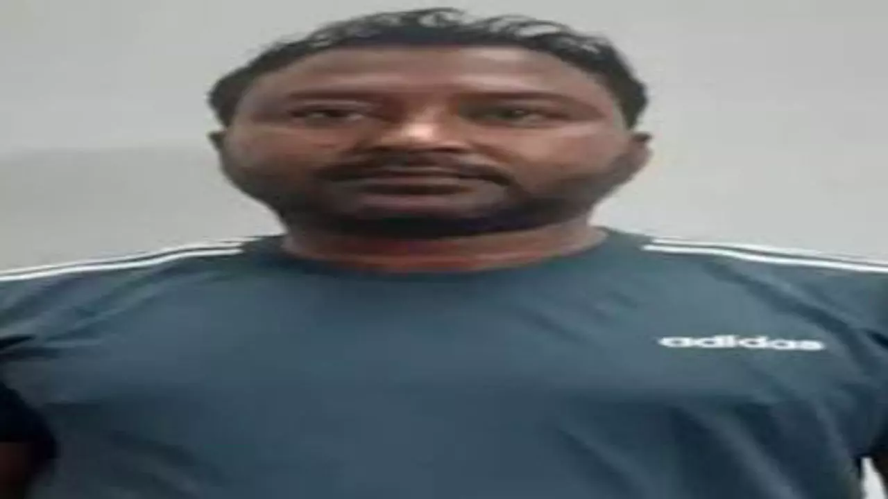 Azamgarh News: इनामिया बदमाश का अदालत में आत्मसमर्पण, बेटियों के अपहरण का था आरोप