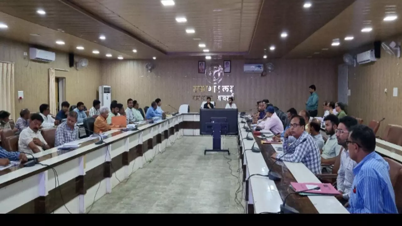 Shravasti News: सीएम डैशबोर्ड पर रैंकिंग में सुधार की कवायद: डीएम ने विभागाध्यक्षों को दिए प्रगति लाने के निर्देश