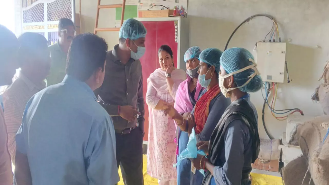 Chandauli News: आत्मनिर्भरता की दिशा में सशक्त कदम: SDO का धानापुर में पोषण और विकास कार्यों का निरीक्षण