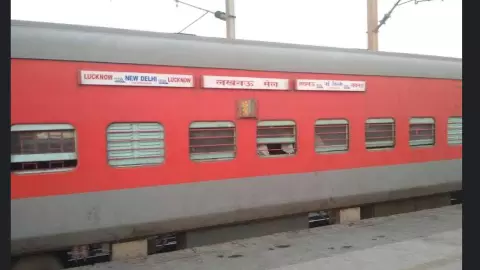 Hardoi News: आंधी का कहर: लखनऊ मेल समेत कई ट्रेनें हुई लेट, यात्रियों को हुई परेशानी