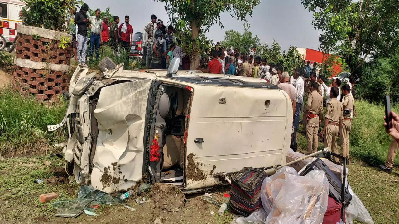 Etawah Two postal servants died in road accident | Etawah ki taza ...