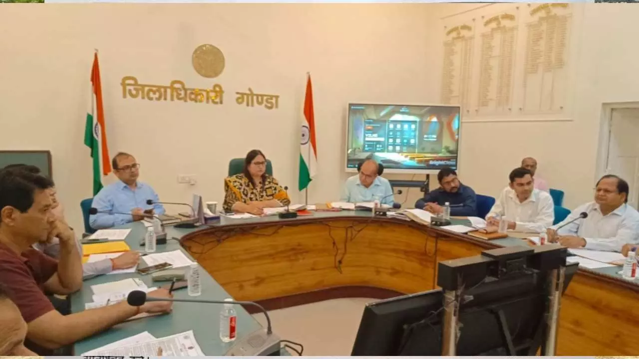 Gonda News: कर्नलगंज के सीओ सौरभ वर्मा सहित कई का तबादला, डीएम ने व्यापारियों के साथ की बैठक और निकली तिरंगा यात्रा