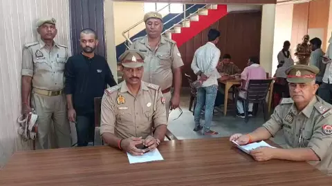 Sonbhadra News: किराए पर गाड़ी चलाने के लिए दे रहे हैं तो हो जाएं सावधान, यहां कबाड़ व्यवसाय को बेच दी गई किराए की 20 ट्रकें, खुलासे से हड़कंप, एक गिरफ्तार Sonbhadra News: किराए पर गाड़ी चलाने के लिए दे रहे हैं तो हो जाएं सावधान, यहां कबाड़ व्यवसाय को बेच दी गई किराए की 20 ट्रकें, खुलासे से हड़कंप, एक गिरफ्तार