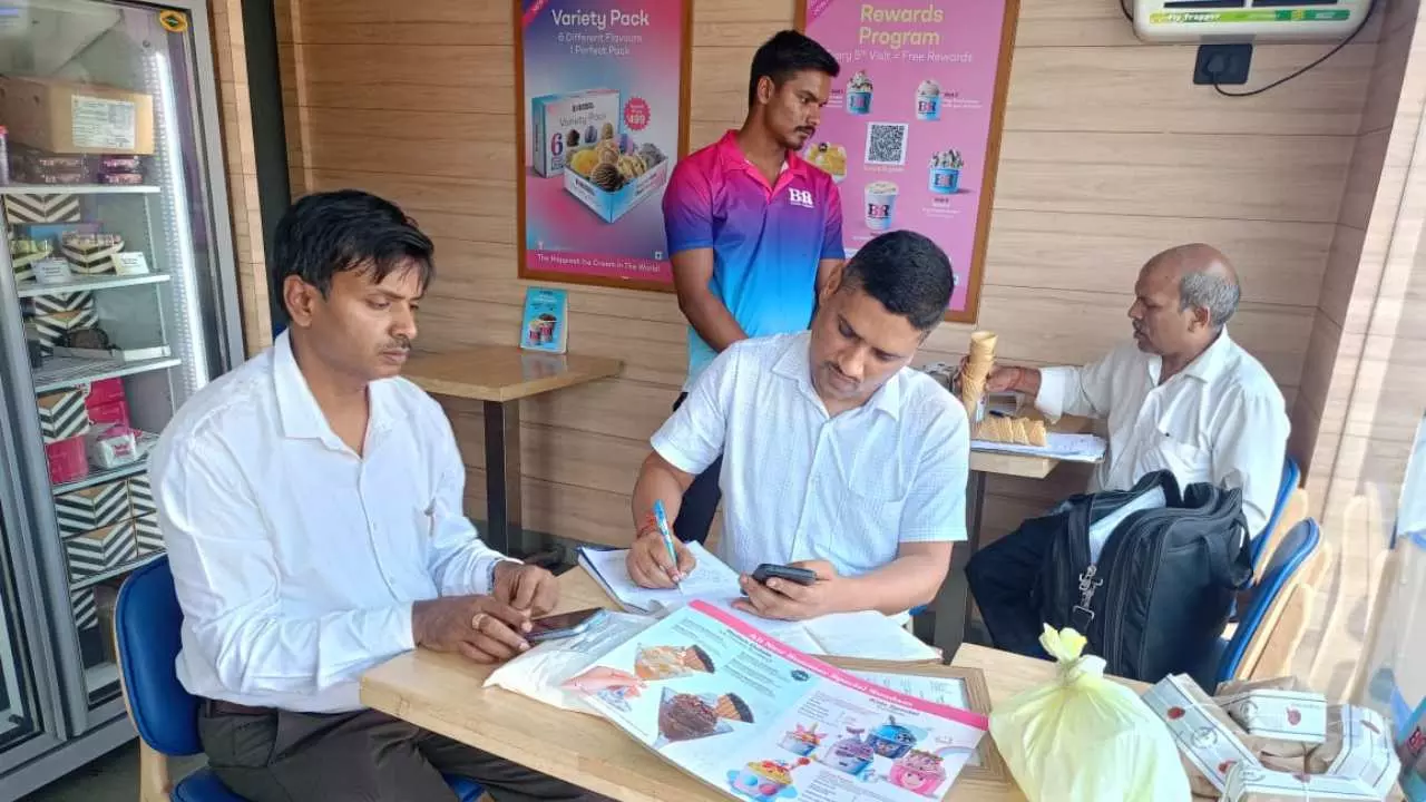 Gorakhpur News: तहसीलदार गर्मी में आइसक्रीम खा रहे थे, तभी दिखा कीड़ा, उसके बाद पड़ने लगे छापे..