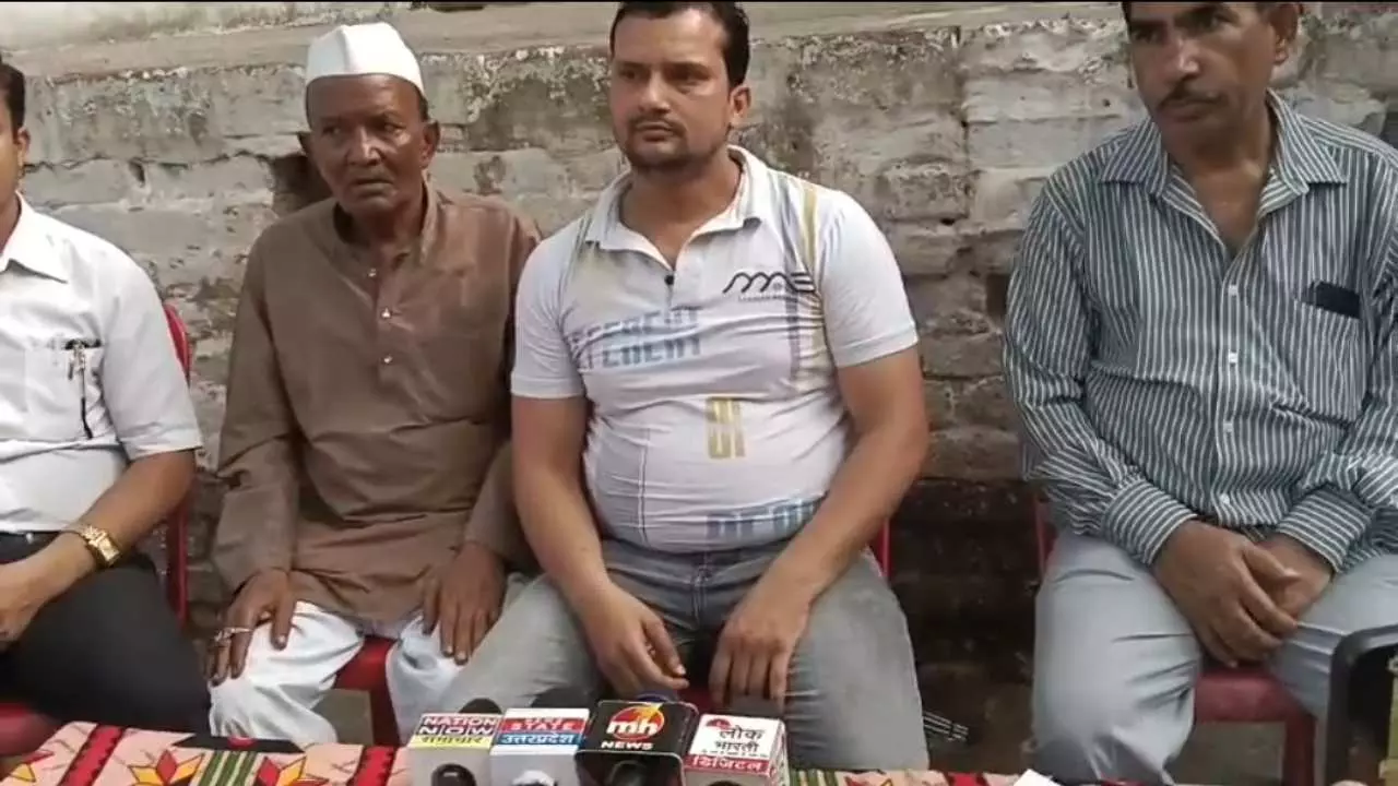 Etawah News: कटरा पूर्दूल खा में प्रेस कॉन्फ्रेंस, मीट व्यापारी शकील कुरेशी ने न्याय की लगाई गुहार