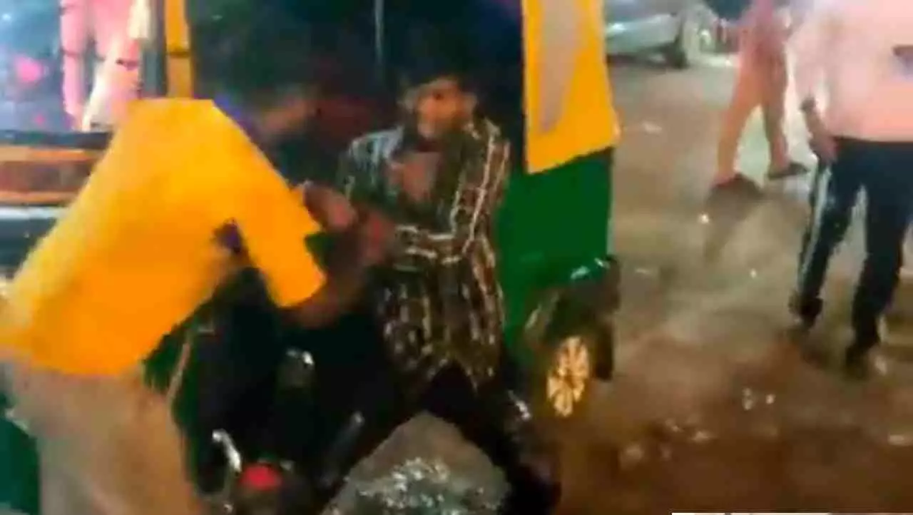 Unnao News : यातायात कार्यालय के बाहर ऑटो चालक और राहगीर में मारपीट, दोनों गिरे नाले में