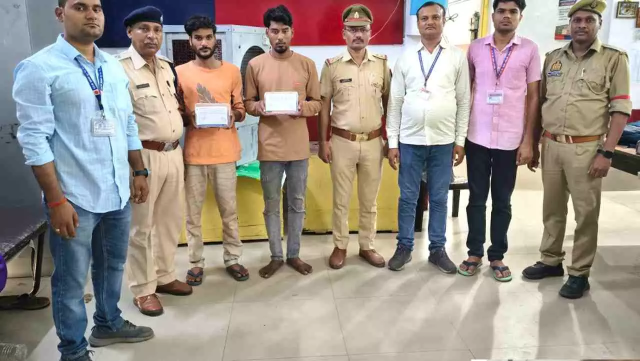 Chandauli News: रेल यात्रियों की जेब काटने वाले दो शातिर चोर GRP के हत्थे चढ़े, लाखों के मोबाइल बरामद
