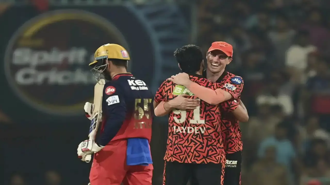 RCB vs SRH Highlights: लखनऊ में ताश के पत्तों की तरह बिखरी आरसीबी, 16 रन के भीतर गिर गए सात विकेट