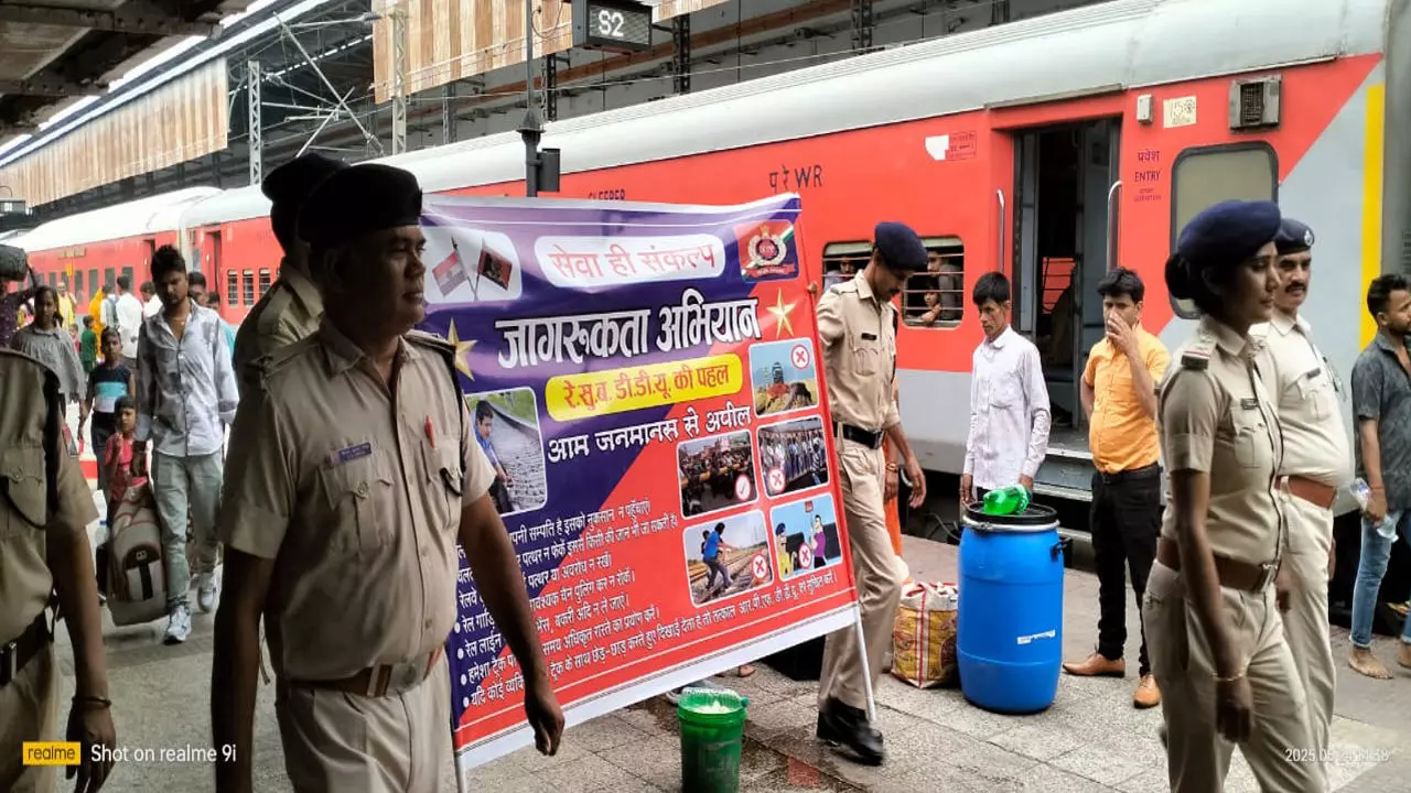 Chandauli News: आरपीएफ की यह बात नहीं मानेंगे तो यात्रा के दौरान हो सकता है खतरा